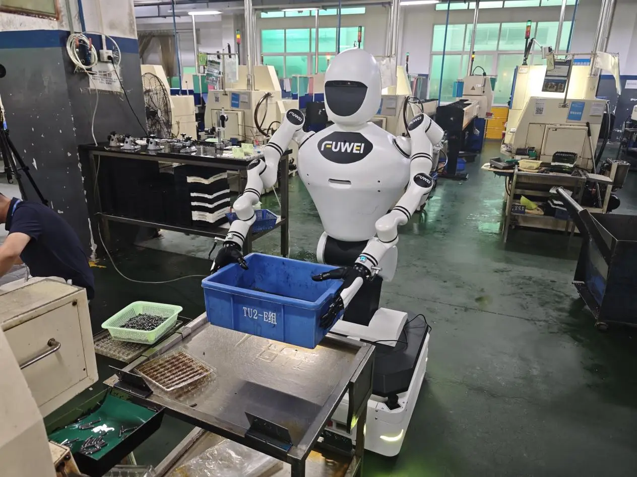 [行业动态] 人形机器人实景实训专项落地，2026 年底实现万台级场景部署